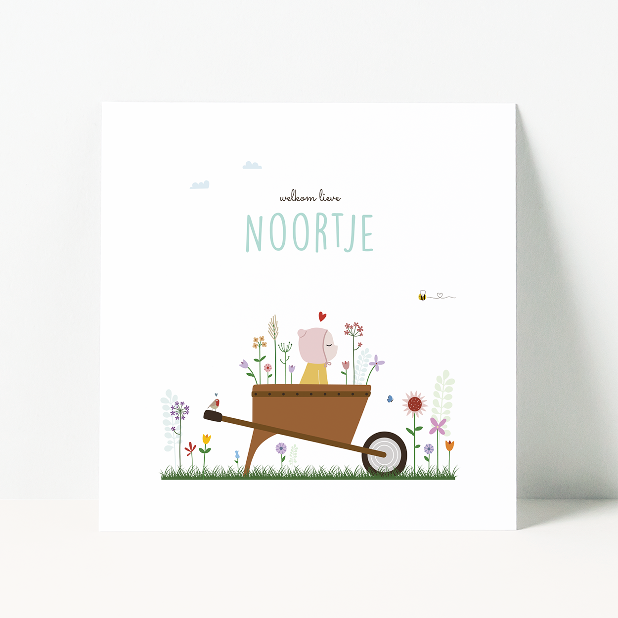 geboortekaartje met baby in pluktuin met bloemen en bijtje