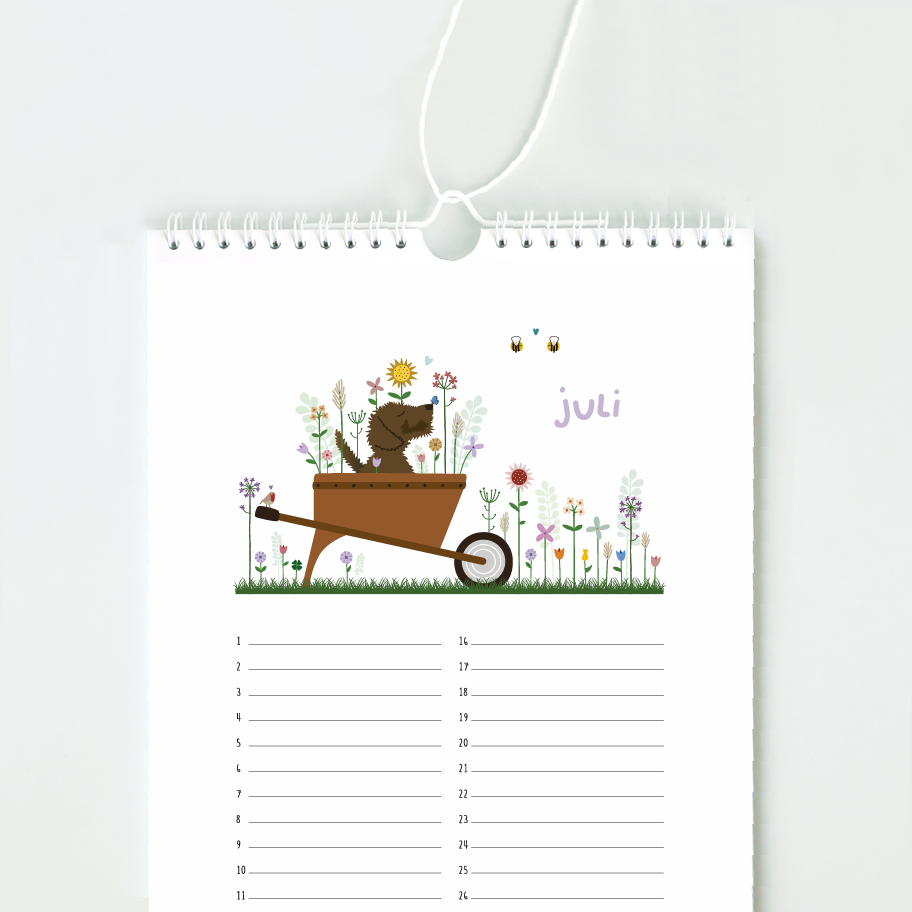 Verjaardagskalender met teckel Frits, met per maand een speelse illustratie waarin Frits kleine avonturen beleeft in zachte kleuren.