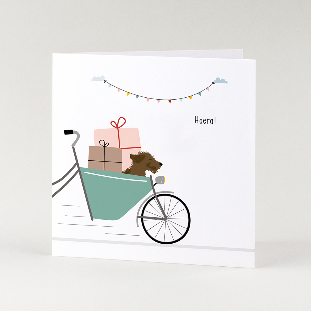 Verjaardagskaart teckel - Frits zit met een ballon achterop een bakfiets vol tulpen