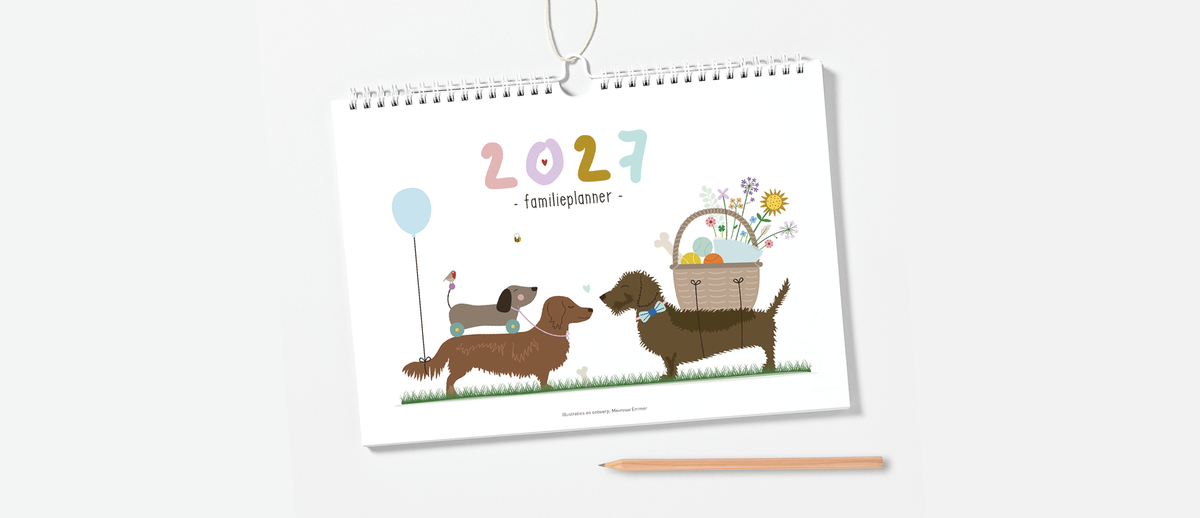 Voorkant van de familieplanner 2027 met teckel Frits, een langharige teckel met bloemenmand en een speelgoedteckel op wieltjes