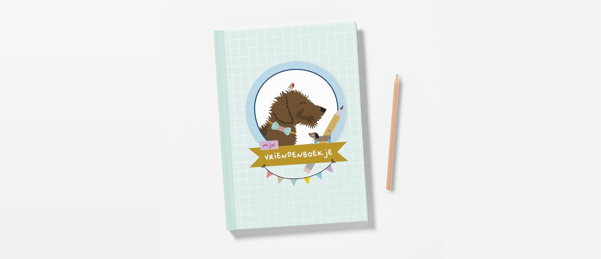Vriendenboekje met teckel Frits op de kaft, met een potlood ernaast