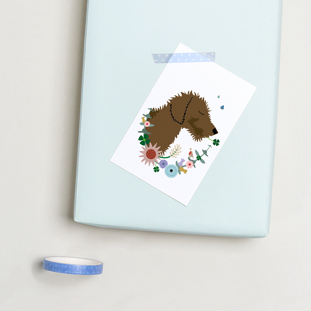 cadeaukaartje teckel - Frits met bloemenkrans op cadeaupapier