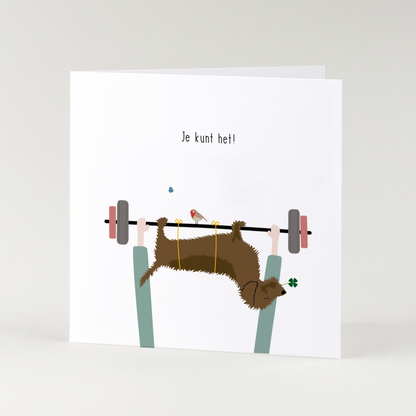 Succeskaart teckel - Frits hangt languit over een halter met klavertje vier