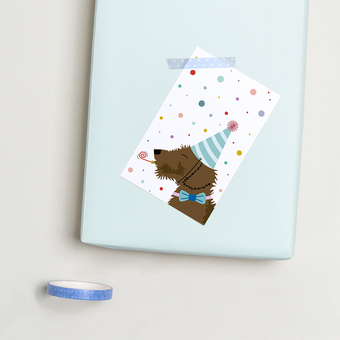 Cadeaukaartje teckel - Frits met feesthoedje tussen confetti