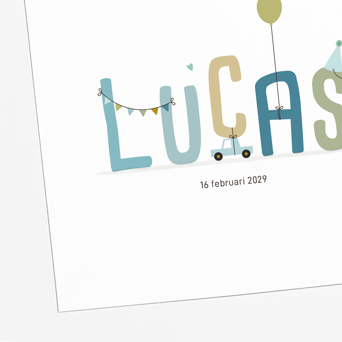 geboortekaartje met grote letters, ballon en klein autootje