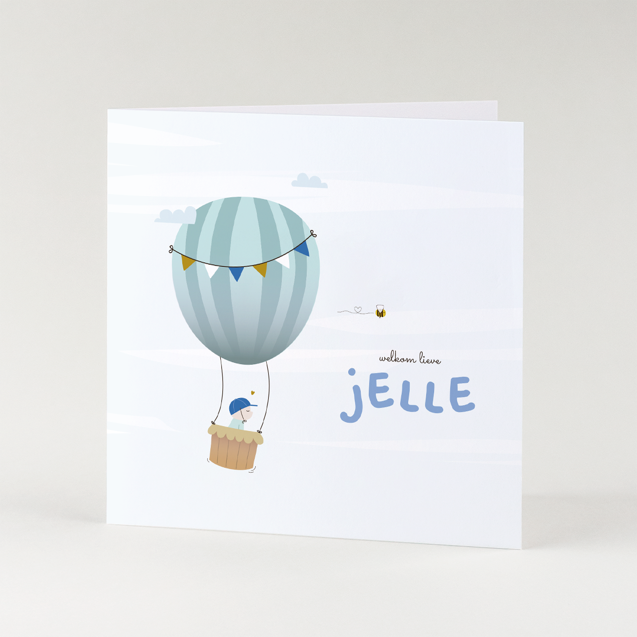 lief geboortekaartje met luchtballon en baby die door de wolken zweeft