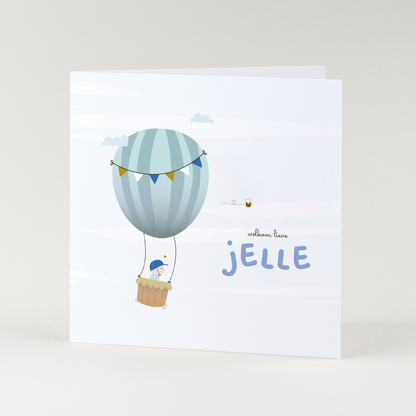 lief geboortekaartje met luchtballon en baby die door de wolken zweeft