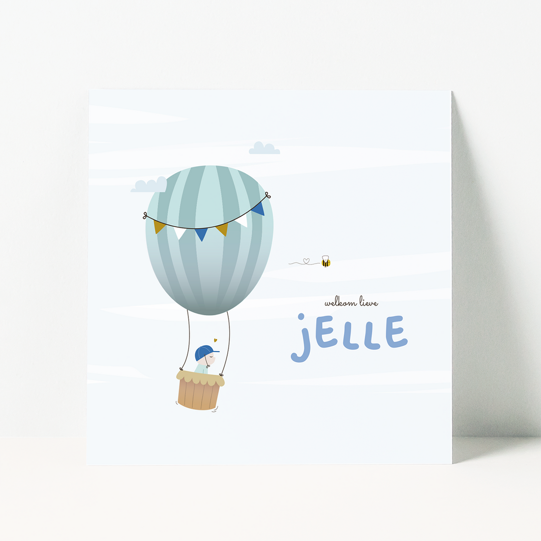 geboortekaartje met baby in luchtballon tussen wolken