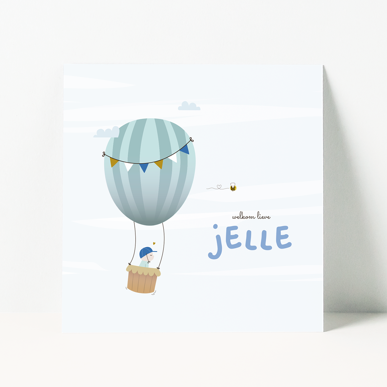 geboortekaartje met baby in luchtballon tussen wolken