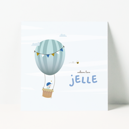 geboortekaartje met baby in luchtballon tussen wolken