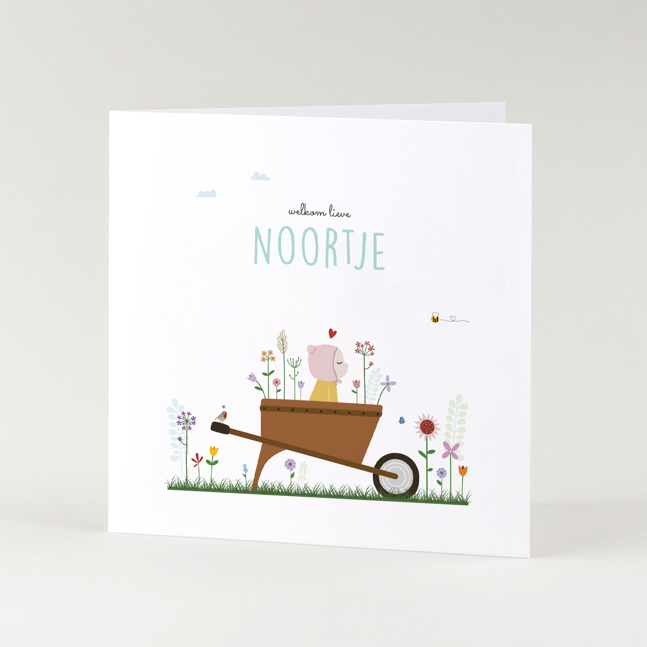 geboortekaartje met baby in bloemenveld en tuinbloemen illustratie