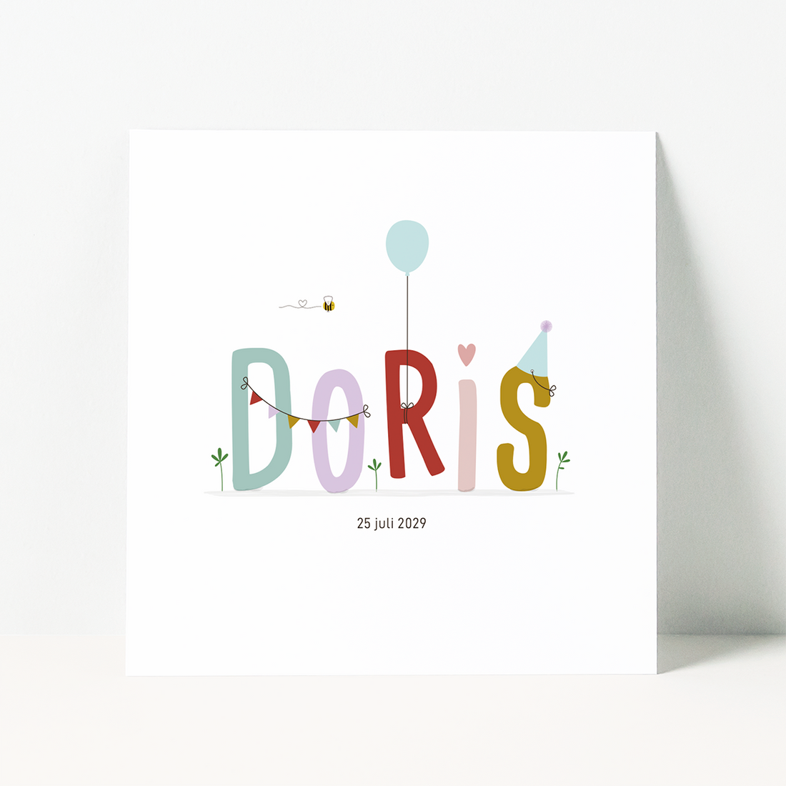 geboortekaartje met grote naam letters en feestelijke slinger