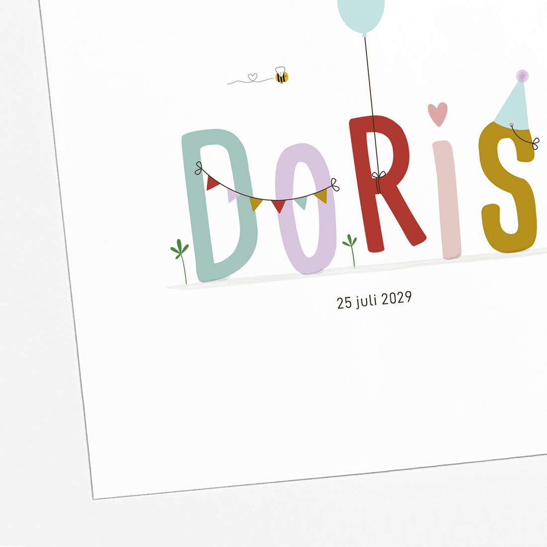 geboortekaartje met naam letters, ballon en kleine feestelijke slinger