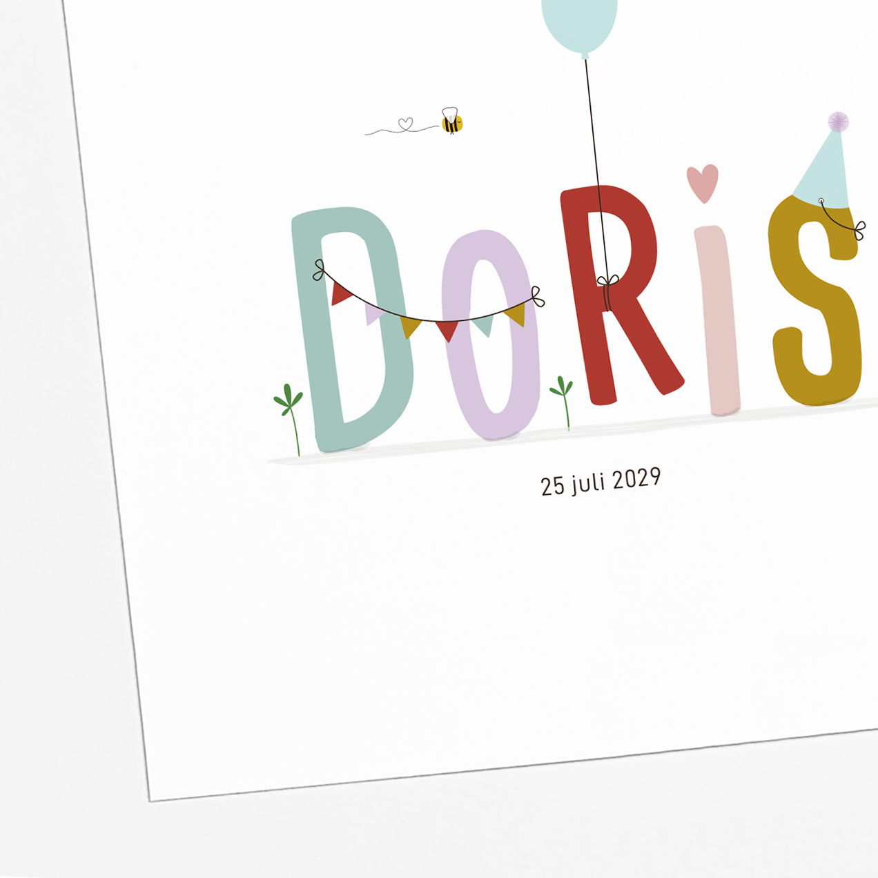geboortekaartje met naam letters, ballon en kleine feestelijke slinger