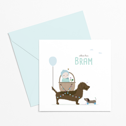 Geboortekaartje voor een jongen met teckel en baby in mandje met ballon, illustratie in zachte kleuren