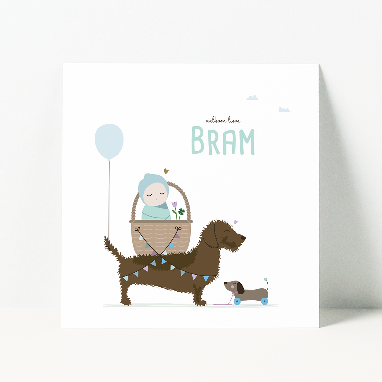 geboortekaartje jongen met teckel die baby in mandje trekt