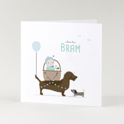 lief geboortekaartje jongen met teckel en baby in mandje illustratie