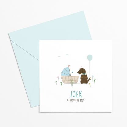 Geboortekaartje jongen met teckel naast babywieg en bloemen, lieve illustratie met ballon.