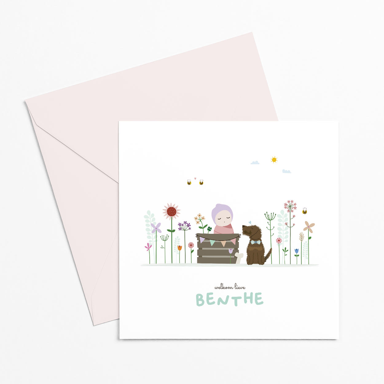 Geboortekaartje meisje met baby tussen lente bloemen, lieve illustratie met dieren.