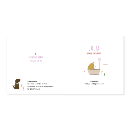 Geboortekaartje meisje met baby in wieg en bloemen, zachte lente illustratie met dieren.