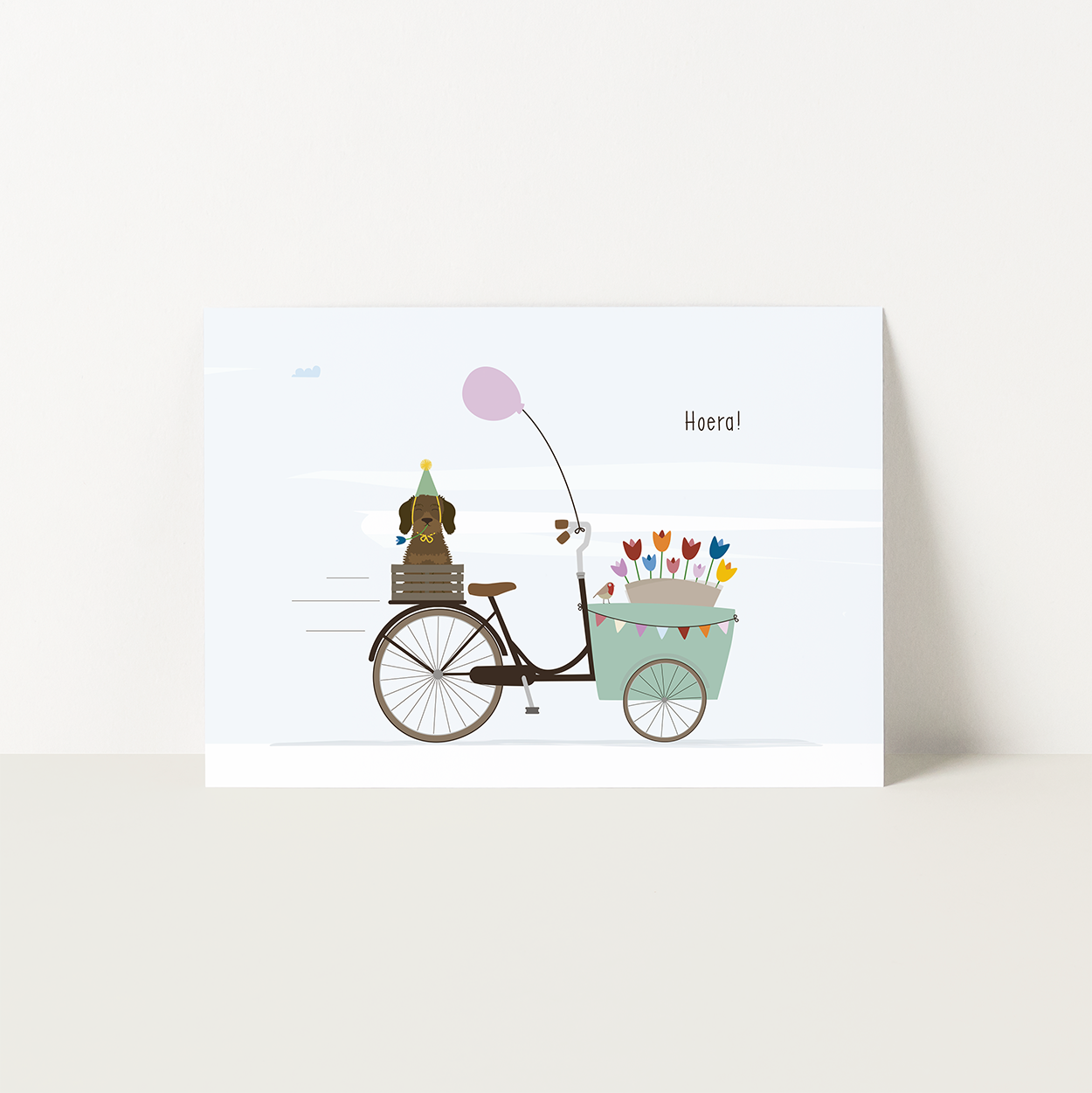 Verjaardagskaart teckel - Frits op een fiets met tulpen en Holland-vlaggetjes