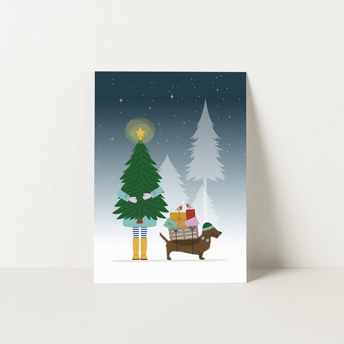 Kerstkaart teckel - Frits sjouwt cadeaus en post naast een kerstboom in de sneeuw