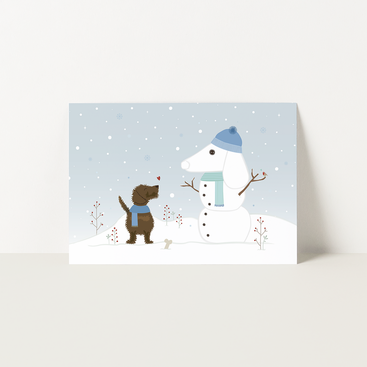 Kerstkaart teckel - Frits met blauwe sjaal kijkt verliefd naar een sneeuwpop met pompommuts