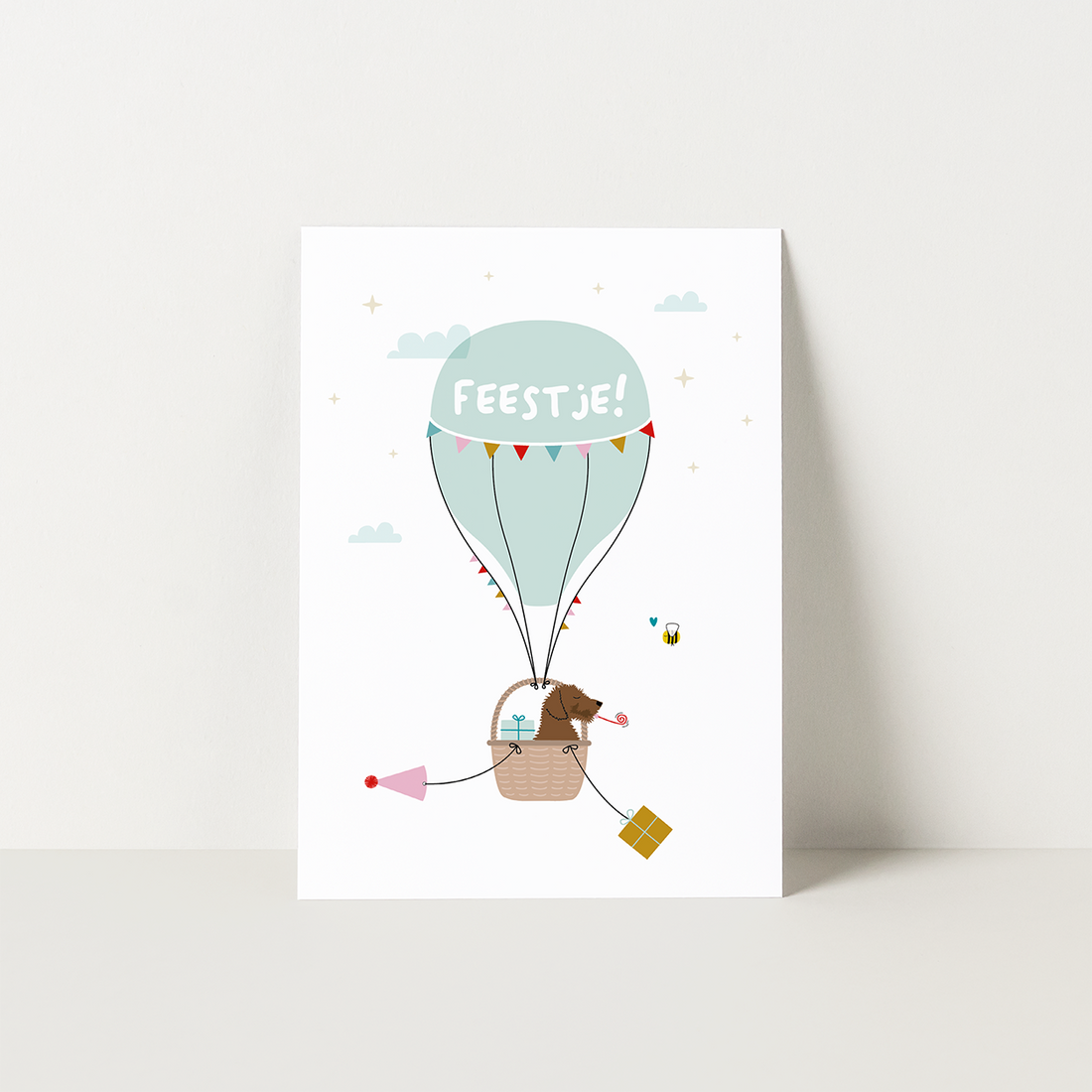 Illustratie van luchtballonnen, wolken en teckel Frits op kinderfeest-uitnodiging