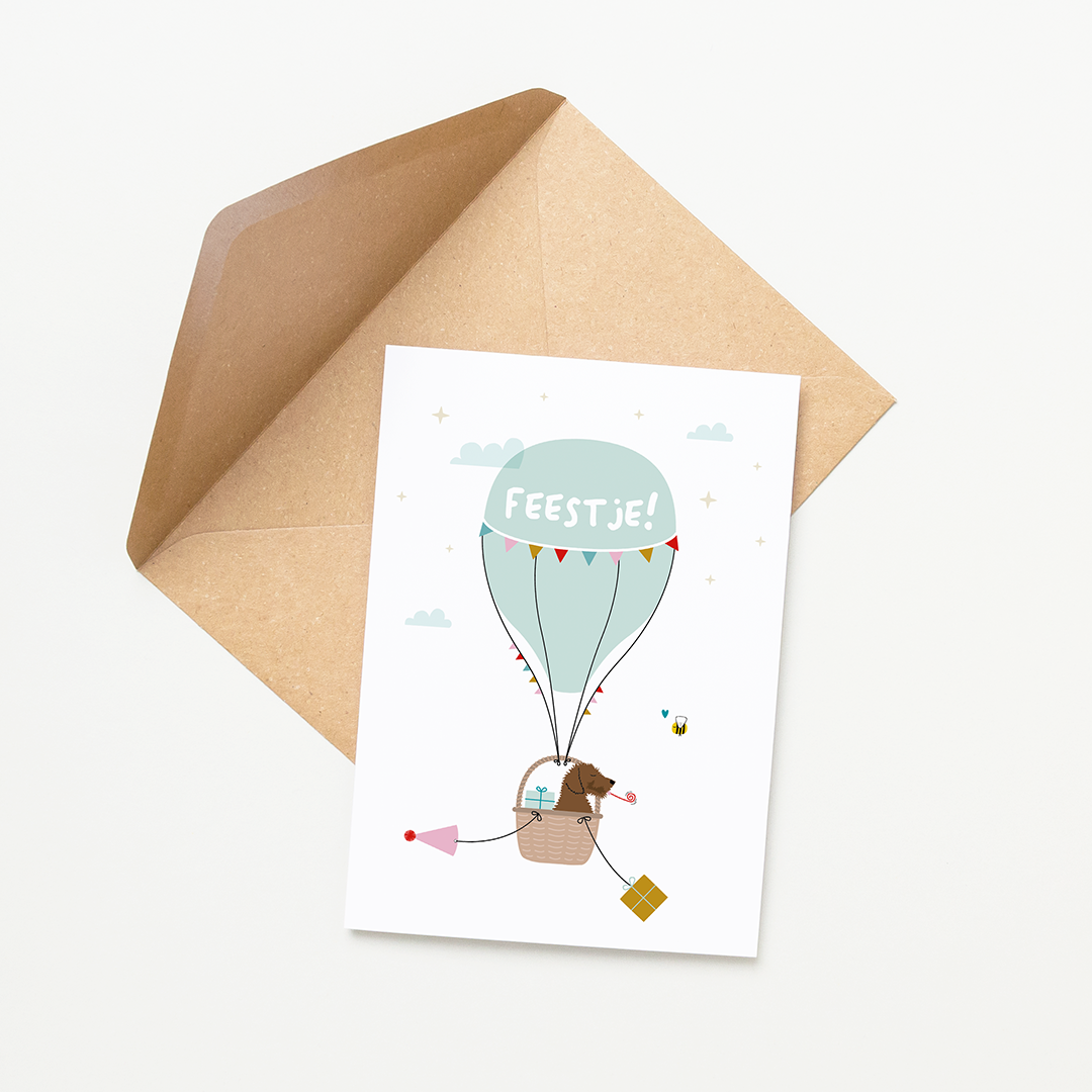 Kinderfeestje-uitnodiging met wolken, ballonnen en teckel Frits in zachte pastelkleuren