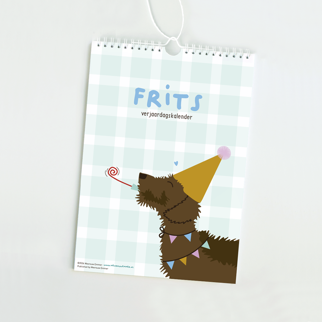 Teckel Frits op een verjaardagskalender, afgebeeld in verschillende maandillustraties zoals feestelijke momenten en rustige scènes.