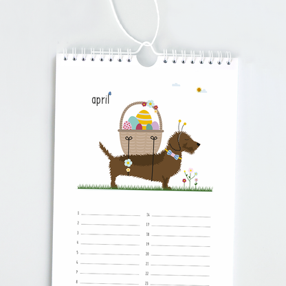 teckel kalender verjaardagen - Frits draagt paasmandje in april met bloemen en vlinder - verjaardagskalender