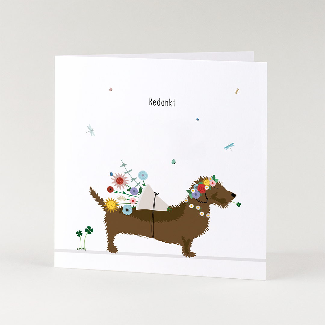 Bedankkaart teckel - Frits zegt het met een grote bos bloemen