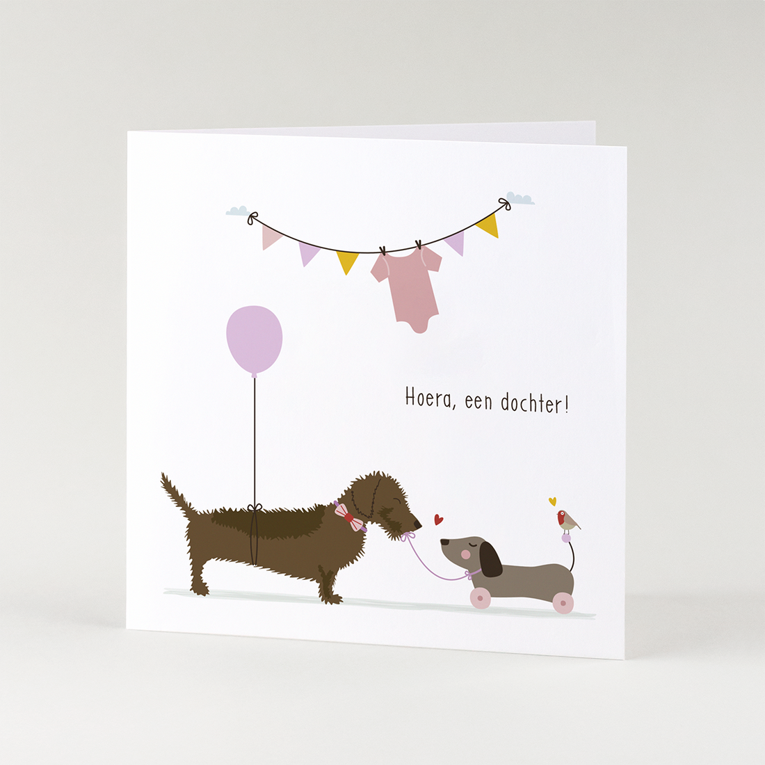 Geboortekaart meisje met teckel – zachte geïllustreerde teckel wenskaart voor een dochter.