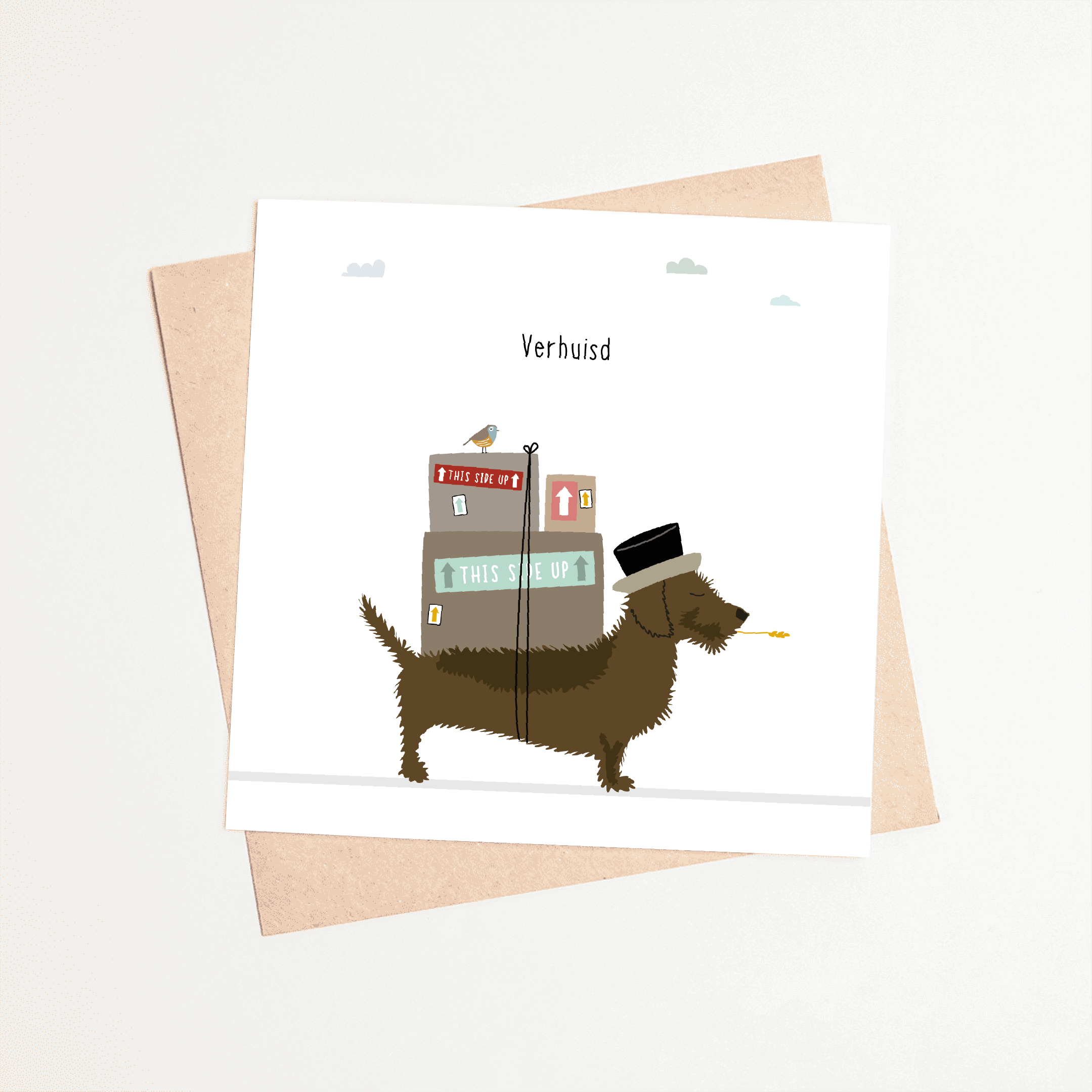 Felicitatiekaart nieuw huis met teckel - Frits torst al zijn verhuisboedel mee