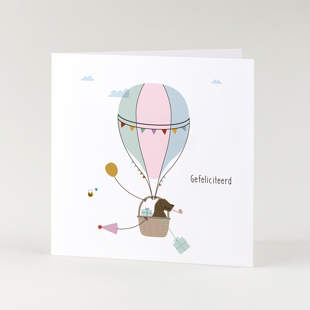 Verjaardagskaart teckel - Frits vaart in een luchtballon met Gefeliciteerd