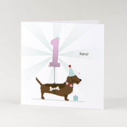 Eerste verjaardag kaart met teckel – feestelijke geïllustreerde teckel wenskaart voor 1 jaar.
