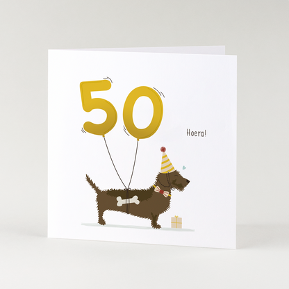 50 jaar verjaardag kaart met teckel – grappige geïllustreerde teckel wenskaart voor Abraham of Sara.