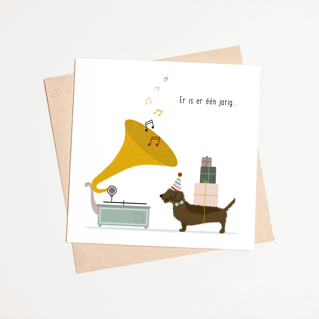 Felicitatiekaart verjaardag met teckel - Frits met feesthoedje en cadeaus luistert naar muziek