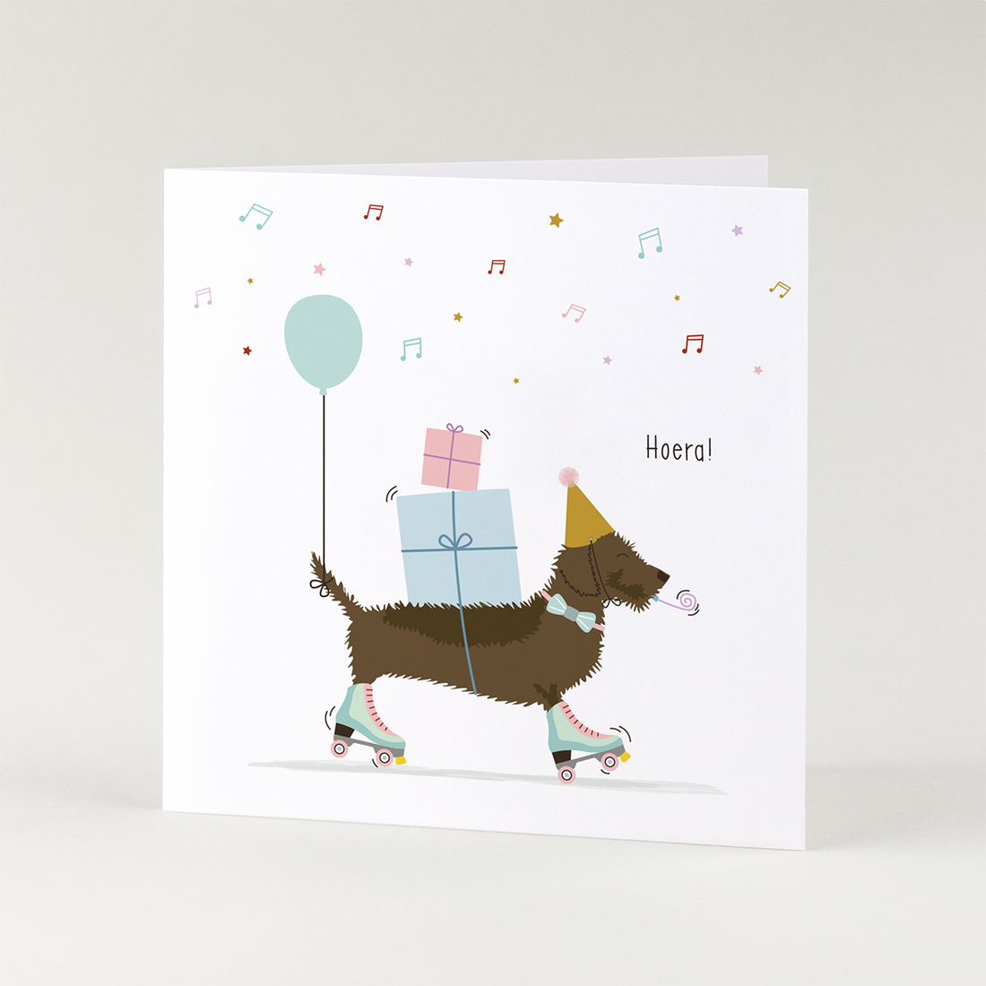 Feestelijke verjaardagskaart met teckel op rolschaatsen - disco! Kleurrijke teckel wenskaart.